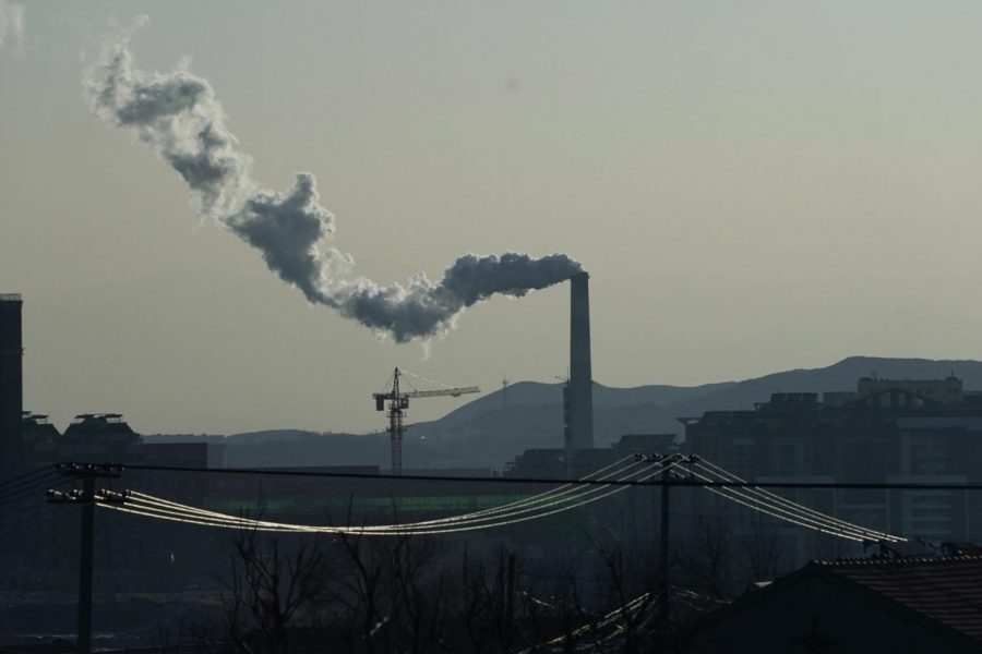 Sale humo de una chimenea cerca de los cables de un tren de alta velocidad que viaja desde Beijing a Zhangjiakou en la provincia de Hebei, noroeste de China.

AP Photo | Ng Han Guan