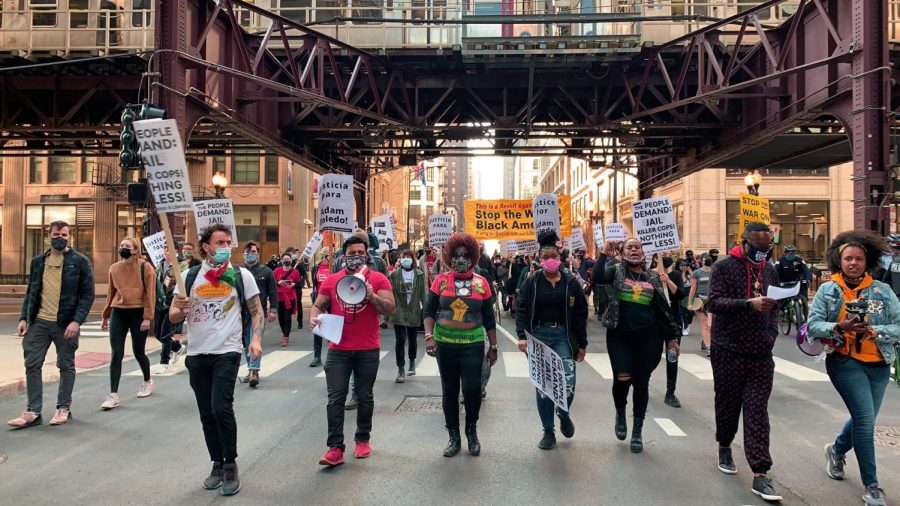 Carolyn J. Ruff (centro), presidenta de Black Lives Matter Women y Men of Faith, marcha con otros manifestantes durante la protesta para Adam Toledo y Anthony Alvarez.

