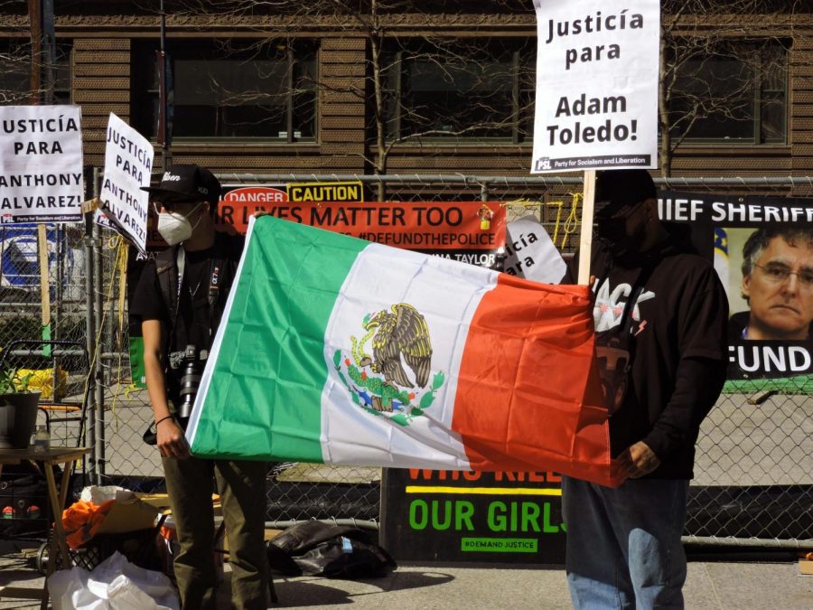 Manifestantes demuestran apoyo para Adam Toledo durante la protesta #JusticeforAdamToledo.