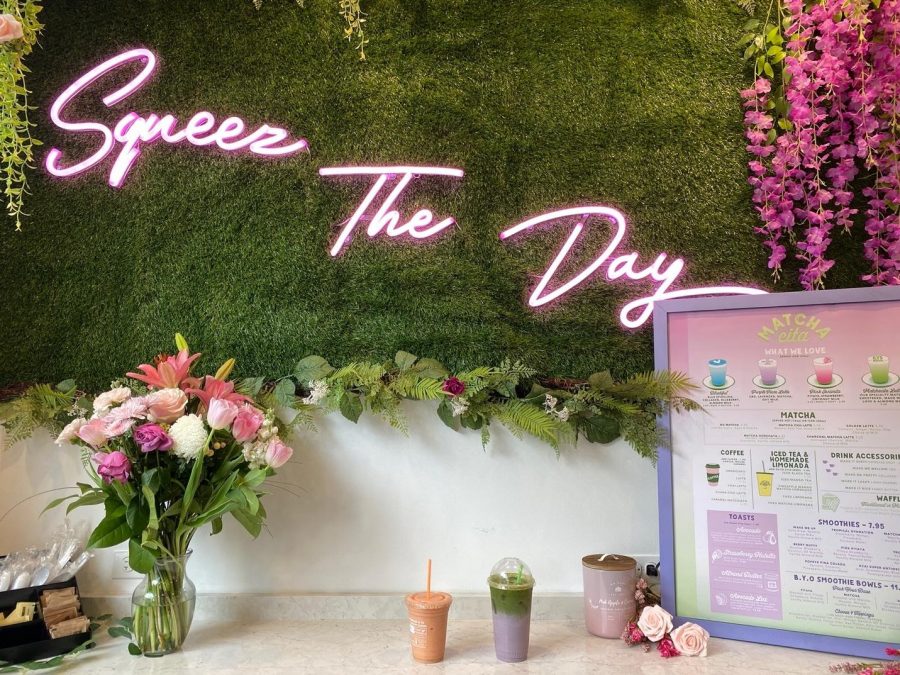 The Tropical Hydration Smoothie and Purple Haze Latte among the aesthetically pleasing décor of Matchacita’s self-service bar.