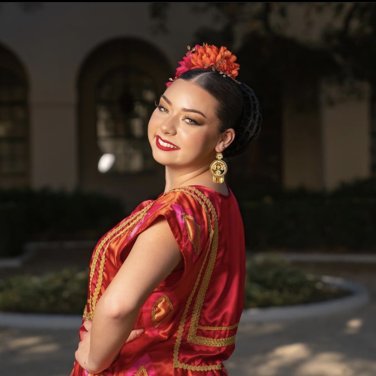 Matisse Rainbolt, una bailarina de baile folclórico, utiliza su cuenta de TikTok para promover su cultura mexicana. 