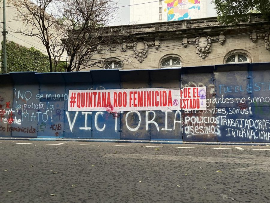 Un muro etiquetado con mensajes contra el feminicidio se muestra en el barrio Roma Norte de la Ciudad de México.