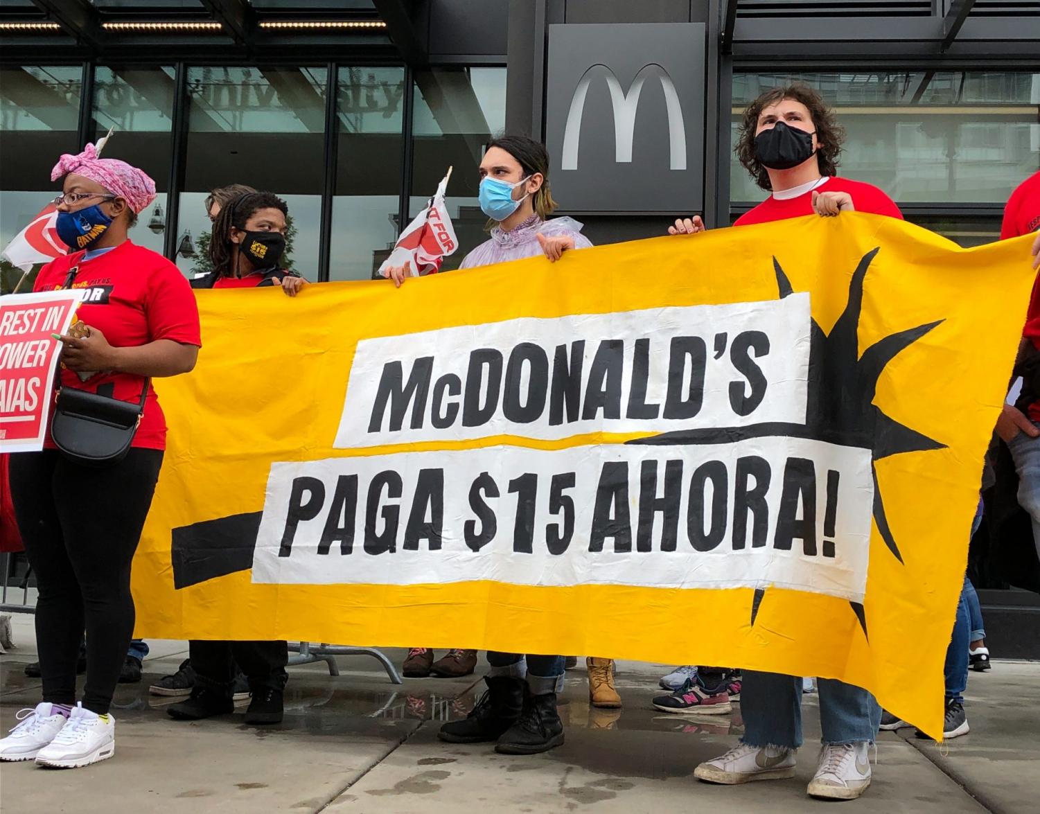 Chicago McDonald’s employees demand a 15 minimum wage, join nationwide