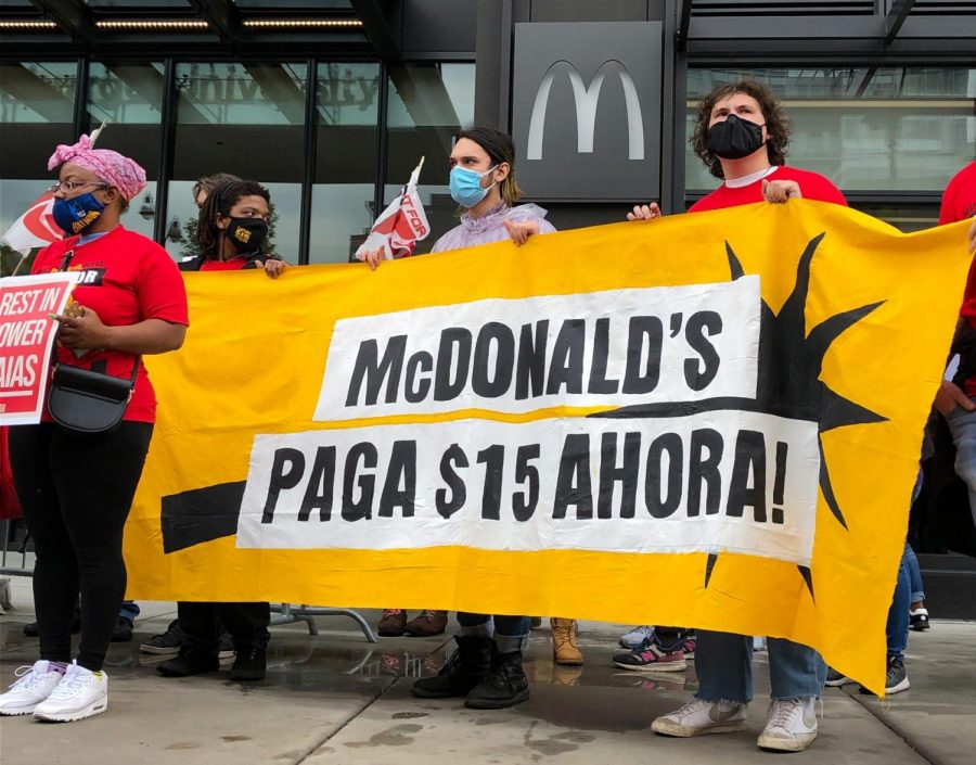 Los trabajadores de McDonalds están exigiendo un salario mínimo de $ 15 debido a una escasez nacional de mano de obra en la industria de la comida rápida.