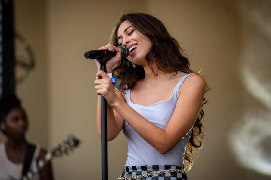 Sofía Valdés debutó su primera actuación en vivo en el escenario Tito’s Handmade Vodka en el cuarto día de Lollapalooza.