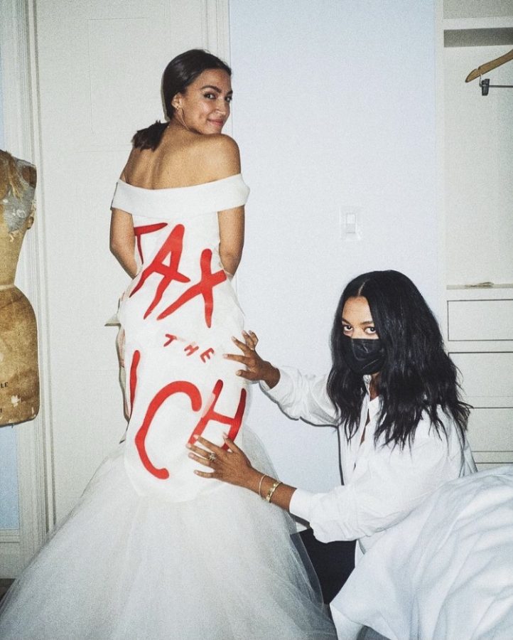 Alexandra Ocasio-Cortez (AOC) posa con su vestido hecho por la diseñadora Aurora James.