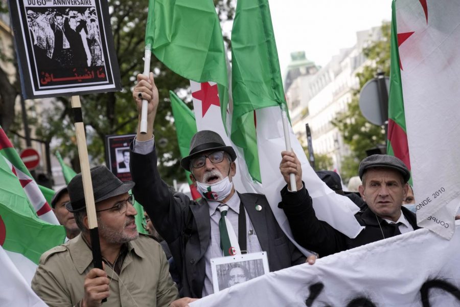 Demonstrators+holding+Algerian+flags+chant+slogans+on+Oct.+17+to+commemorate+60th+anniversary+of+1961+massacre.+AP+Photo