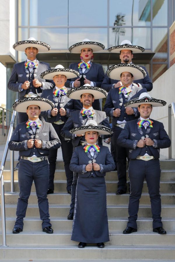 Los miembros del Mariachi Arcoíris de Los Angeles posan en sus trajes tradicionales, representando la comunidad LGBTQ.