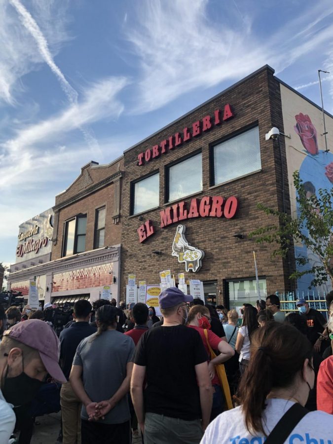 Alrededor de 100 personas manifestaron afuera de la tienda El Milagro en la calle 26 el jueves 30 de septiembre para mejores condiciones de trabajo.