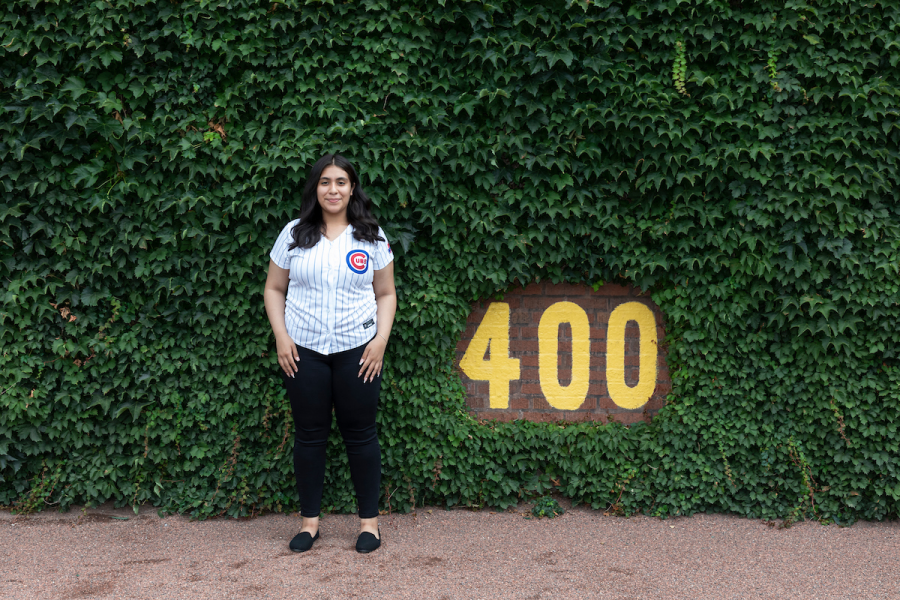 Jennifer Vergara, ganadora del Cubs Scholar program, posa afuera del estadio Wrigley Field.