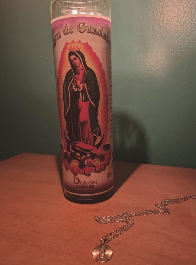 El collar de oro de Stephania Rodriguez muestra una imagen de La Virgen de Guadalupe.