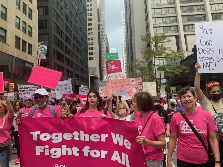 Miembros de Planned Parenthood caminaron con manifestantes protestando la ley de anti-aborto en Texas.