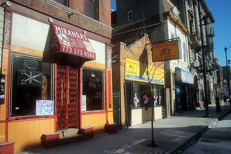 Negocios locales ubicados en la calle 18th en Pilsen.