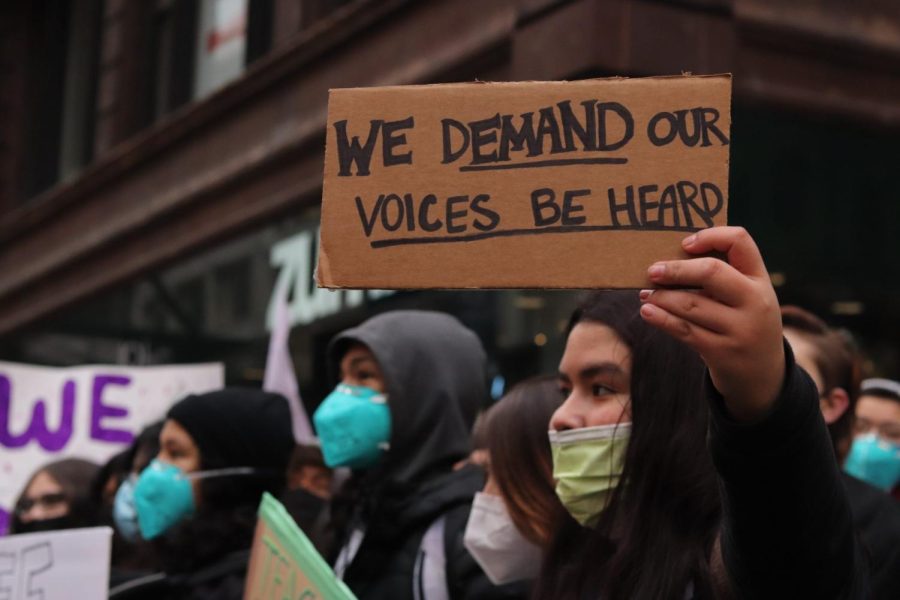 Un estudiante de CPS sostiene un letrero que dice Exigimos que nuestras voces sean escuchadas, el viernes 14 de enero.