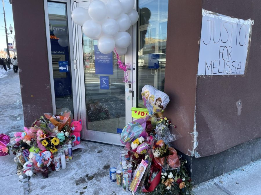 Residentes de La Villita trajeron flores, velas y globos a la esquina oeste de la Calle 26t y sur de la Pulaski, donde Melissa Ortega murió.