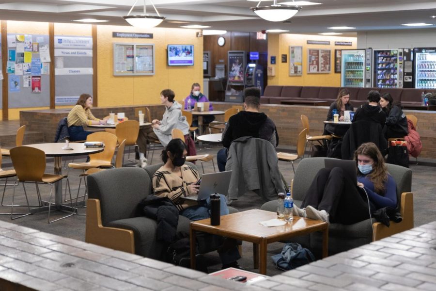A mix of masked and unmasked students sit in the Schmitt Academic Center. With the new mandate, this space would be mask optional for everyone.