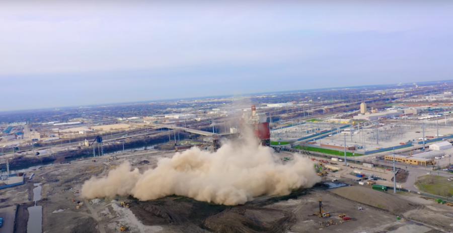 La demolición de la planta de carbón de Crawford ocurrió el 11 de abril de 2020. Esta foto es una imagen fija de un video tomado de la demolición.