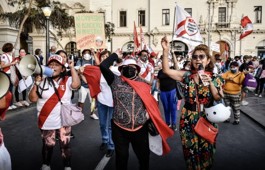 Peruanos protestan frente a la Plaza San Martin, Lima, a principos de Abril.