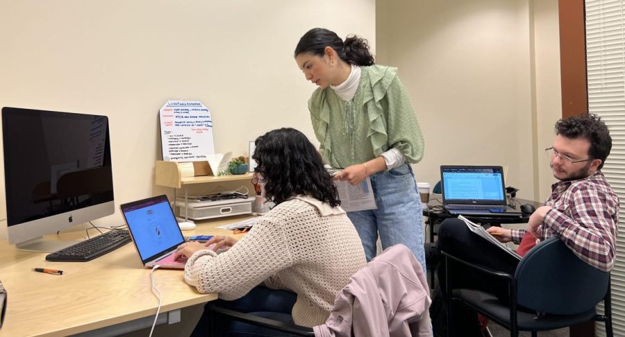 María Marta Guzmán, cofundadora y Jefa de Redacción de La DePaulia, entrenando el nuevo equipo de redacción.