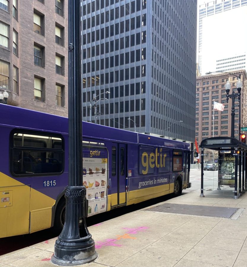 A CTA bus advertises Getir, a grocery delivery app gaining popularity among students. 
