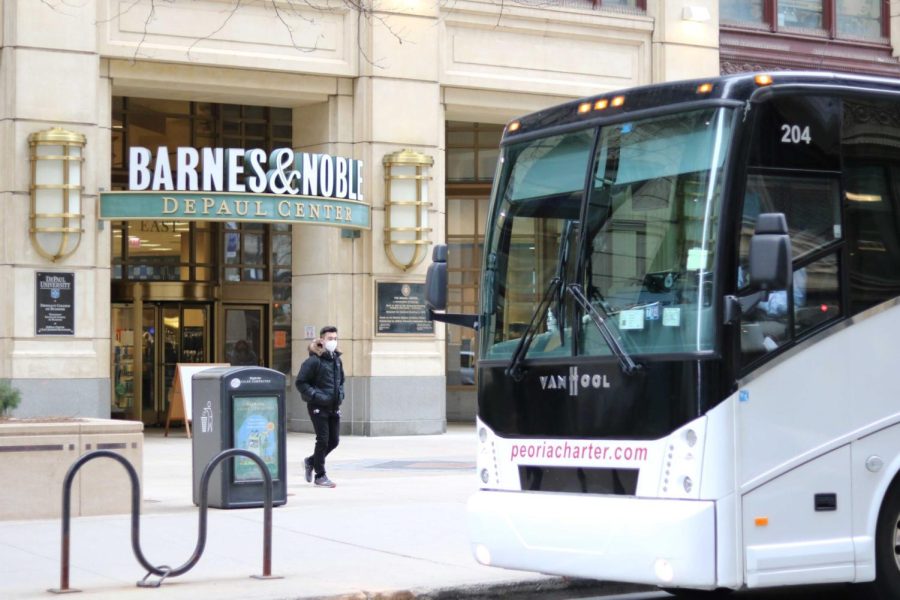 One+of+DePauls+shuttle+buses+waits+in+front+of+DePaul+Center%2C+its+designated+pick-up+location+on+the+Loop+campus.