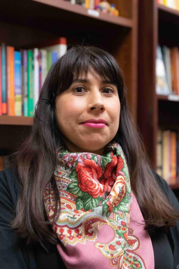 Autora de DePaul Erika L. Sánchez desafía el estigma que rodea la salud mental en su nuevo libro.