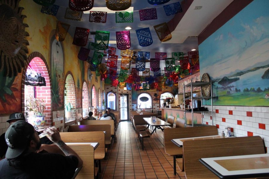 El ambiente del restaurante tiene muchos colores y decoraciones típicas mexicanas.
