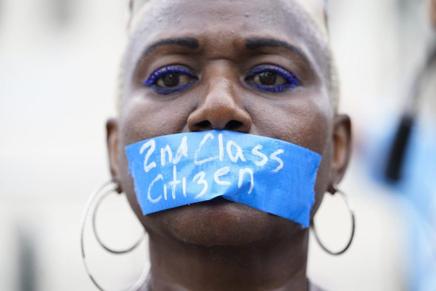 Activista por el derecho al aborto lleva una cinta que dice Ciudadana de segunda clase en su boca mientras protesta frente a la Corte Suprema en Washington, el viernes 24 de junio.
