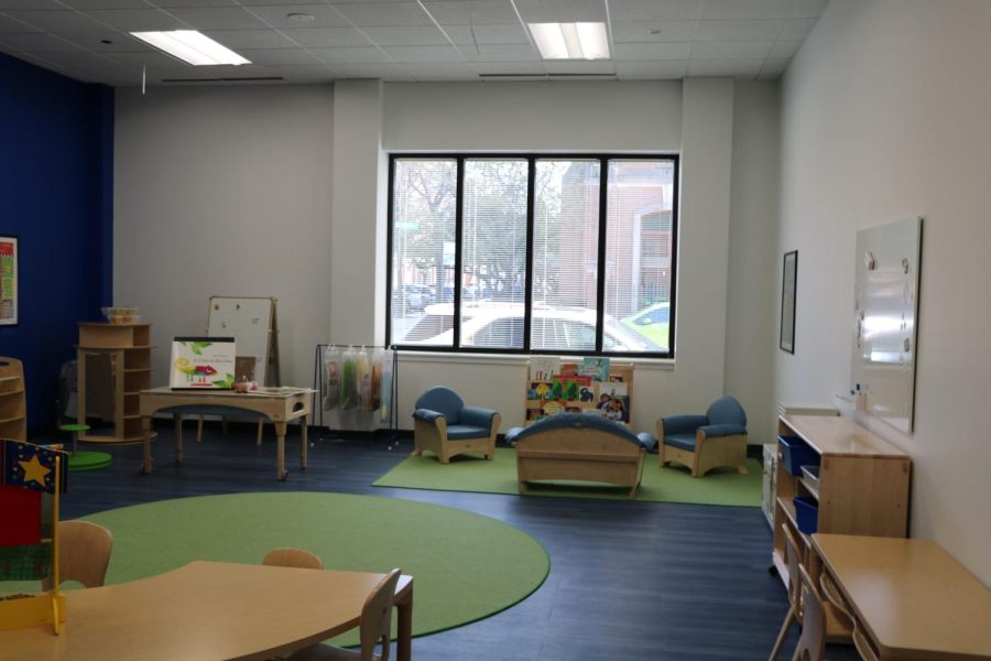 La clínica tiene una sala pediátrica donde ofrece terapia de grupo infantil.