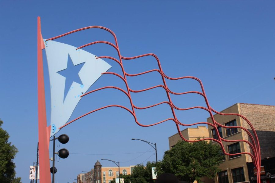 La instalación de la bandera puertorriqueña ha servido durante décadas como un arco de bienvenida a Humboldt Park.