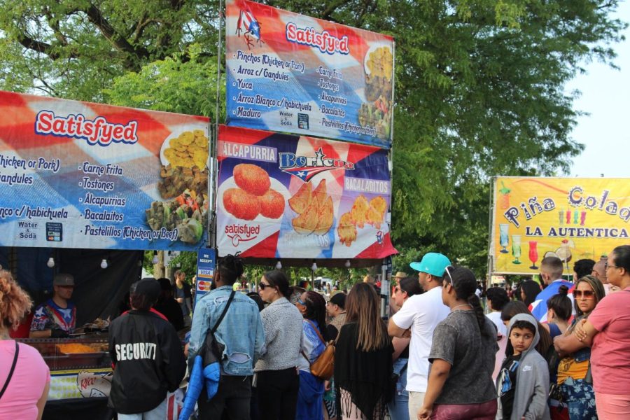 Personas esperan en largas filas para probar auténtica comida puertorriqueña como alacapurrias y balcaditos.