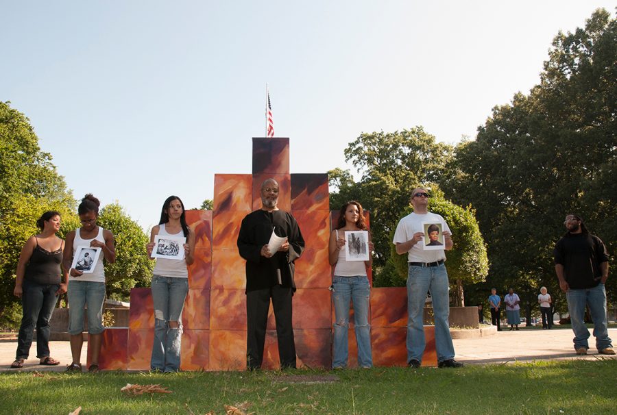 Lou y los miembros de la comunidad de Memphis realizaron la pieza titulada Recuperando Memphis: Escuchando historias no contadas en frente a la estatua del primer mago del Ku Klux Klan. 