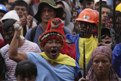 Manifestantes indígenas marchan a la Basílica del Voto Nacional el lunes 27 de junio después de semanas de huelgas para reducir los precios de la gasolina.