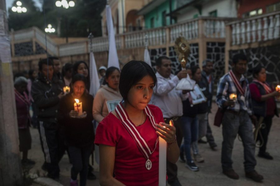 Procesión en México, para rezar por tres adolescentes que se presume pueden estar entre los muertos que se encontraron en un trailer abandonado luego de cruzar la frontera con Estados Unidos.