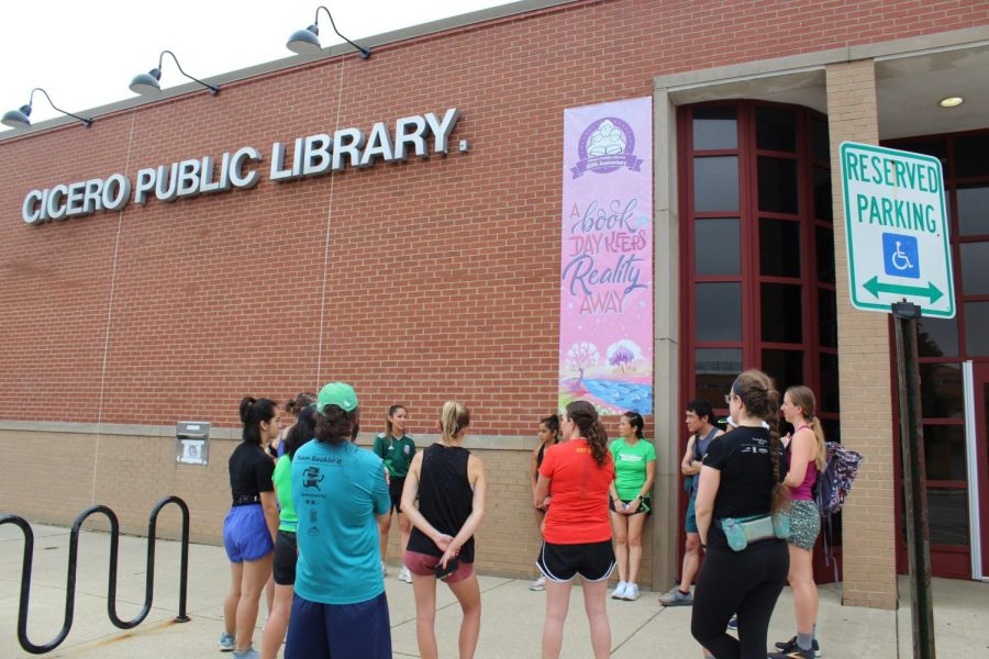 Los corredores se conectan con el personaje principal del libro mientras comparten a dónde van a soñar en grande fuera de la Biblioteca Pública de Cicero.
