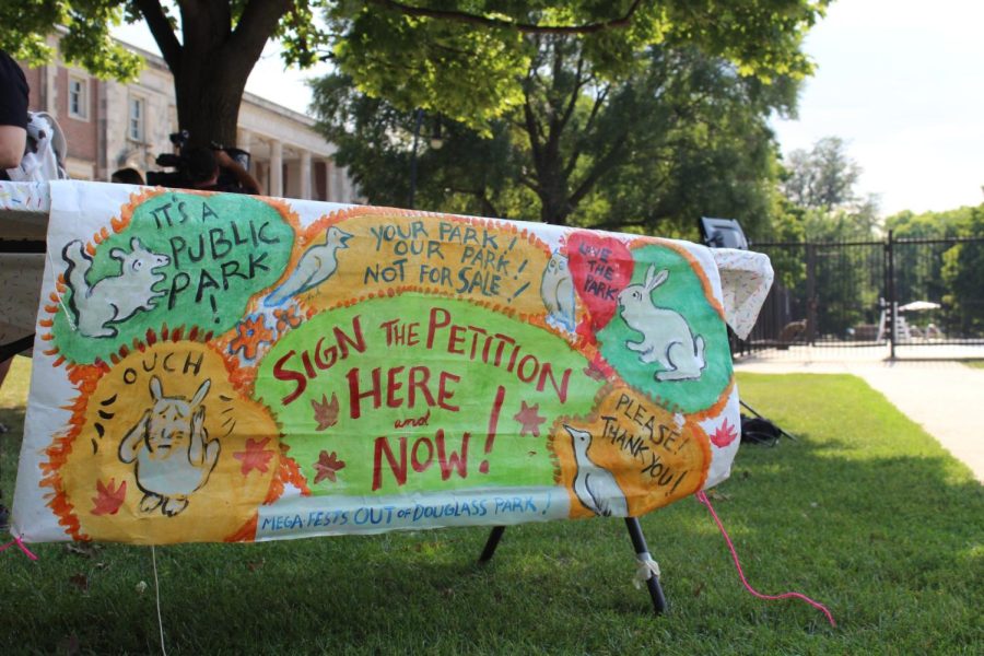 Afuera de Douglas Park Field House, los organizadores comunitarios recolectaron firmas para una petición que busca mantener los festivales fuera del parque.