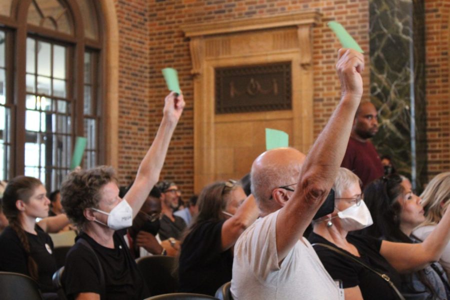 Attendees+held+up+their+green+cards+to+show+approval+of+timed+speaker+at+a+West+Side+community+engagement+forum.+