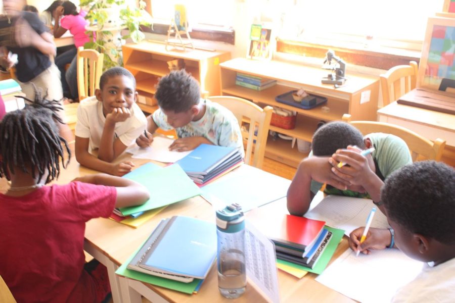 Los estudiantes de La Escuela Montessori de Englewood realizan diferentes tareas, individualmente o en grupos.