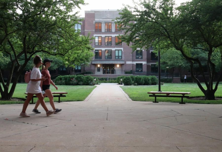 Students walk on the Quad, located on DePauls Lincoln Park campus.