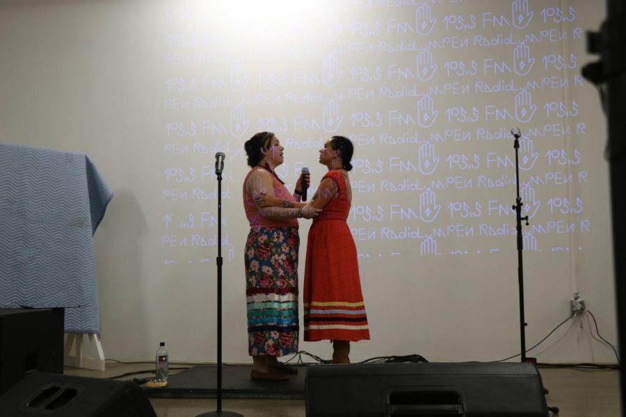 Anastasia Adams a la izquierda y Nibiiwakamigkwe a la derecha, hacen su presentación de canto de garganta en la Feria del Medio Oeste en Pilsen.