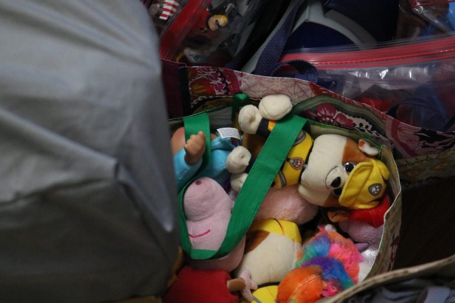 La comunidad donó juguetes para los niños que fueron transportados desde Texas a Chicago.