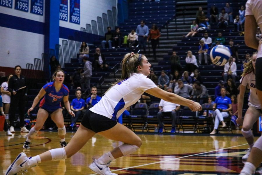 DePaul+sophomore+setter+Maggie+Jones+stretches+for+the+save+during+Friday+night%E2%80%99s+loss+against+Butler.+The+Blue+Demons+lost+three+sets+to+one+in+the+Big+East+matchup+with+the+Bulldogs.