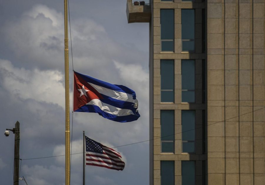 Las+banderas+de+Cuba+y+de+EE.UU.+ondean+sobre+la+embajada+Estadounidense+en+La+Habana%2C+Cuba.