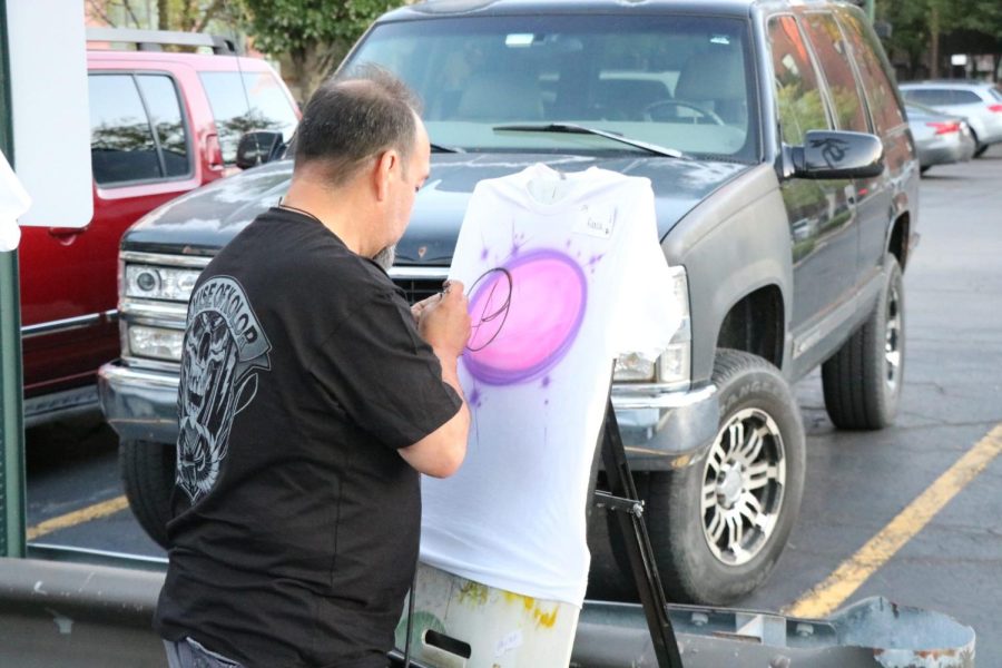 Un artista pinta una camisa en FERIA un evento organizado por la universidad DePaul para celebrar el Mes de la Herencia Hispana. 