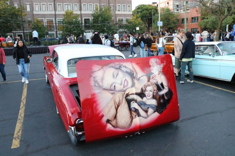 La cajuela del lowrider de Miguel Bucio muestra una imagen de Marilyn Monroe.