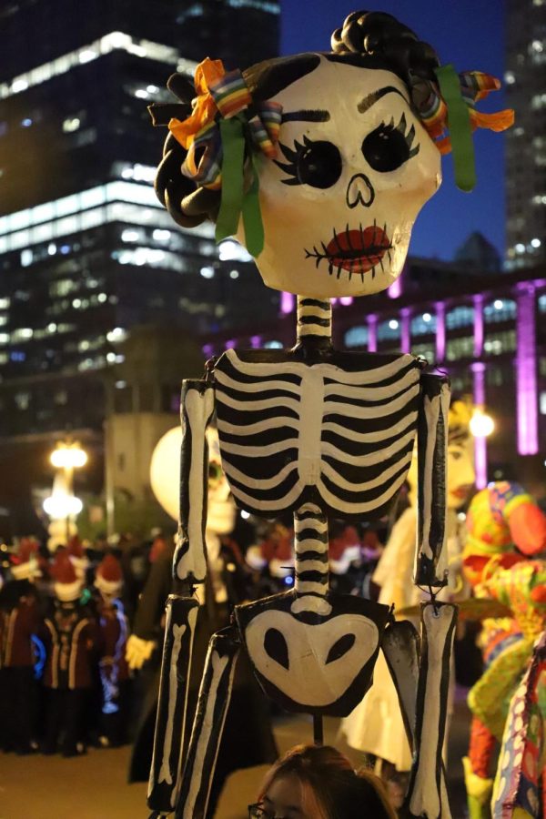 Una catrina mira a los espectadores durante el evento de Arts in the Dark Halloween parade.

