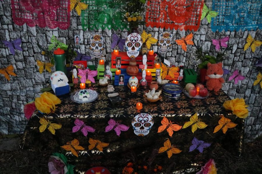 Al frente del jardín, este altar recuerda los niños y niñas que murieron al intentar cruzar la frontera entre Mexico y Estados Unidos.