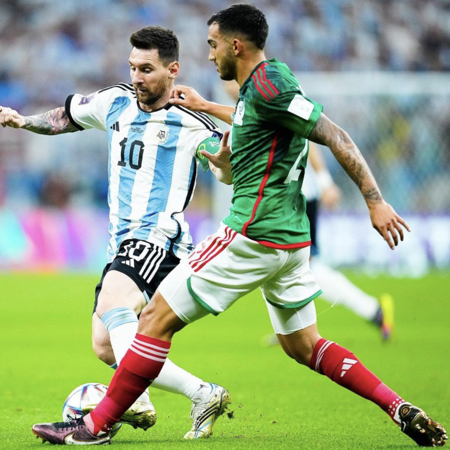 El futbolista Argentino Lionel Messi a la izquierda y el jugador mexicano Luis Chávez a la derecha corren para alcanzar la pelota mientras compiten en la Copa Mundial en Qatar.