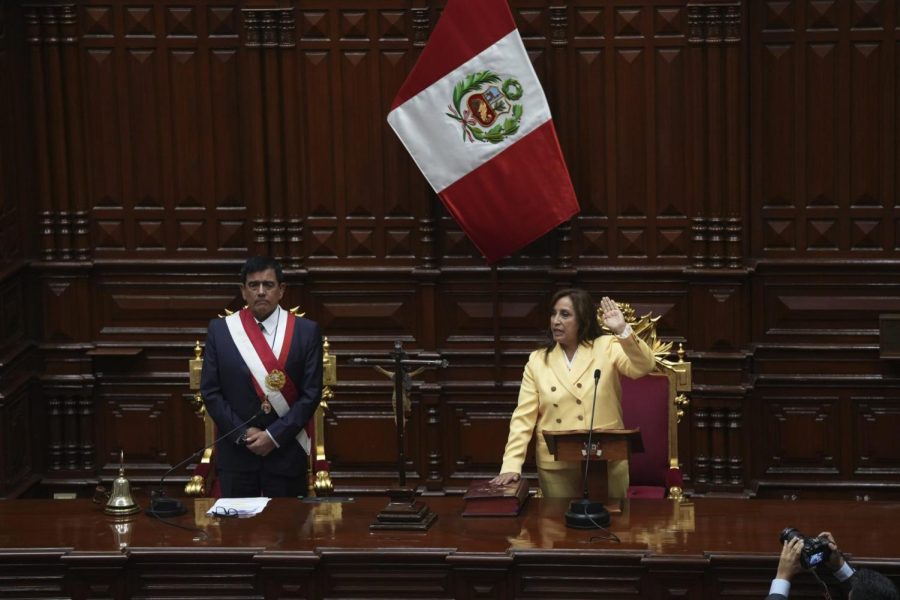 Dina Boluarte asume como presidenta tras la votación en el Congreso para destituir a Pedro Castillo.  