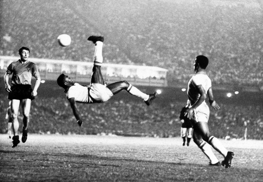 Pelé haciéndo una chilena en un partido amistoso contra Bélgica en Septiembre de 1968.